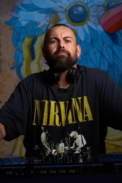 Lui Caballero, Black Caramel, en la cabina de DJ del patio de El Corral de las Cigüeñas