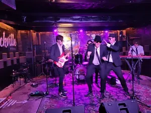 Cartel de The Blues Brothers en El Corral de las Cigüeñas