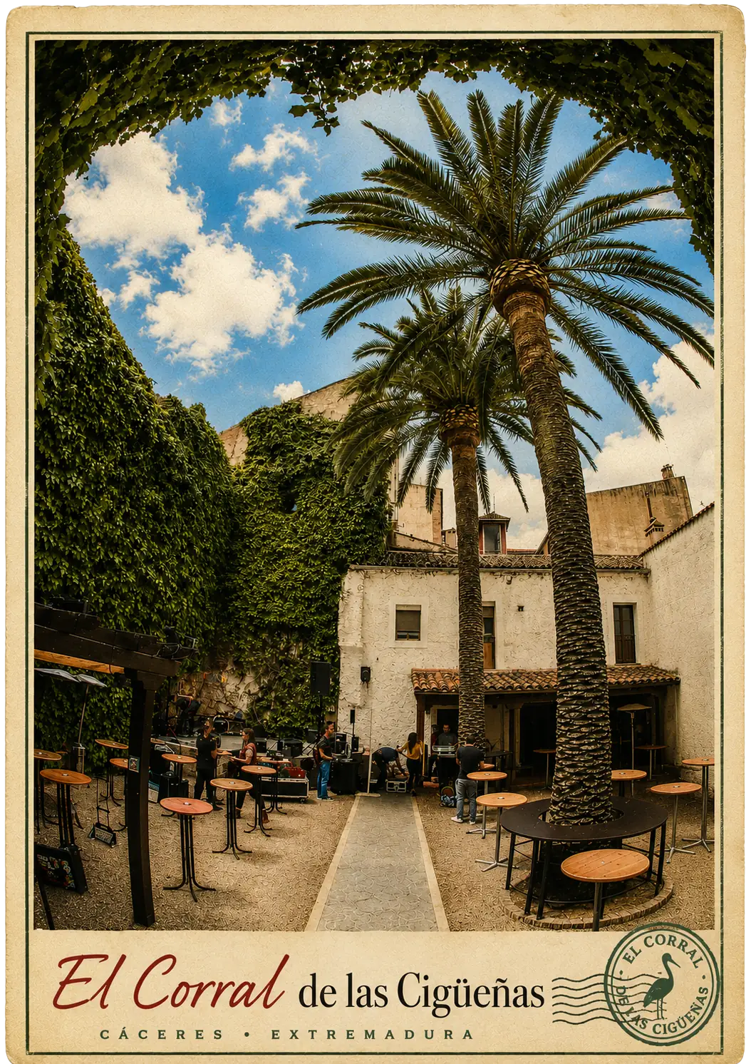 Postal ilustrada del patio de El Corral de las Cigüeñas: las dos palmeras sobre el cielo azul, el muro de hiedra y las mesas altas, con el rótulo «El Corral de las Cigüeñas · Cáceres · Extremadura»