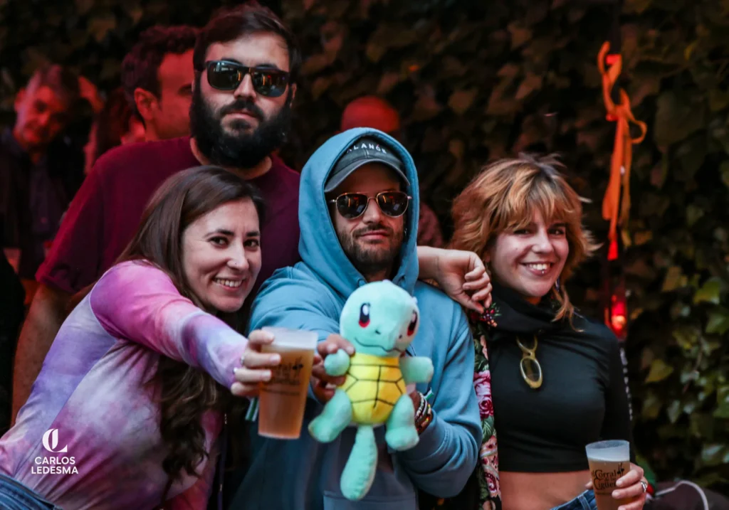 Un grupo de amigos posa con sus cervezas durante un concierto