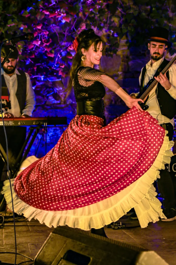 Una bailaora hace girar su falda roja de lunares sobre el escenario