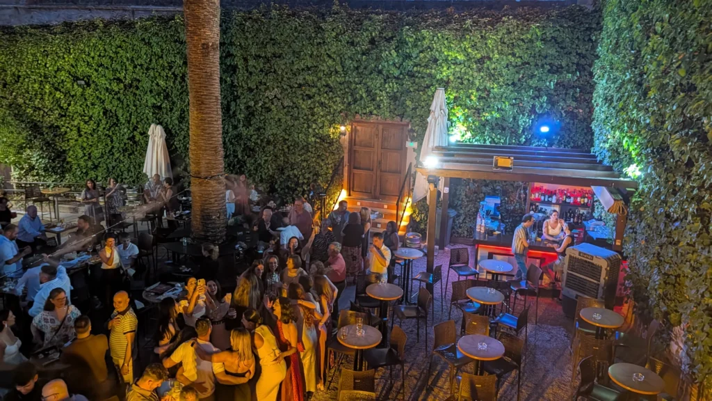 El patio lleno de gente de noche, visto desde arriba