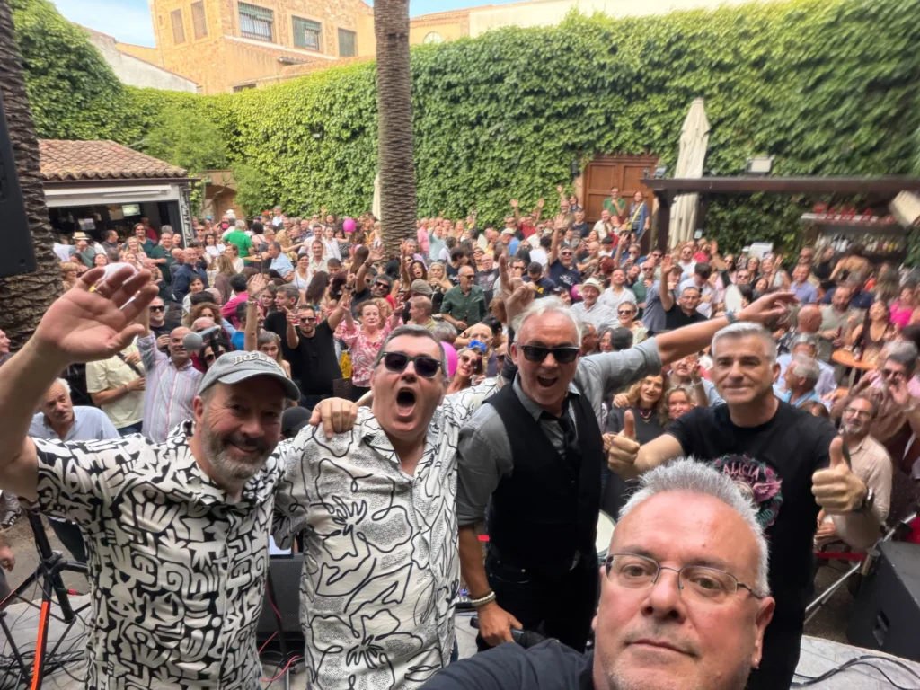 El público con los brazos en alto durante un concierto
