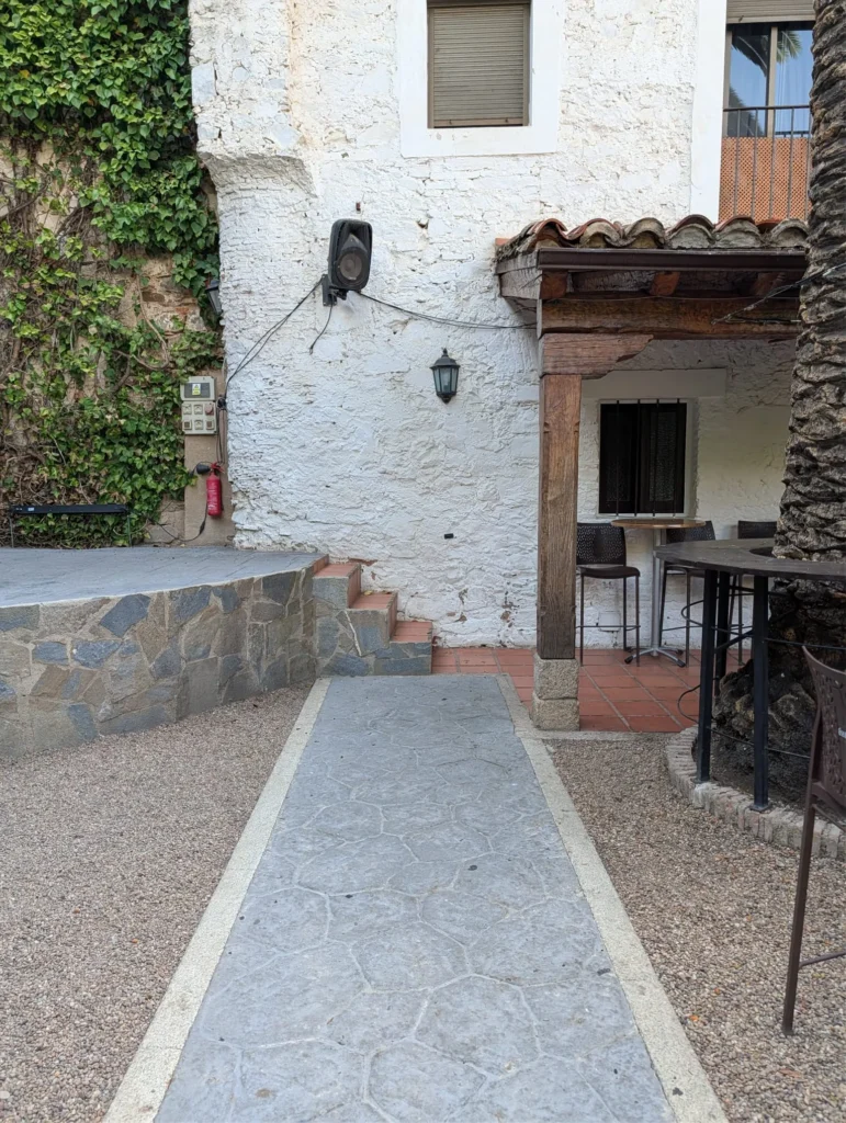 Un rincón del patio, con las escaleras y las paredes encaladas